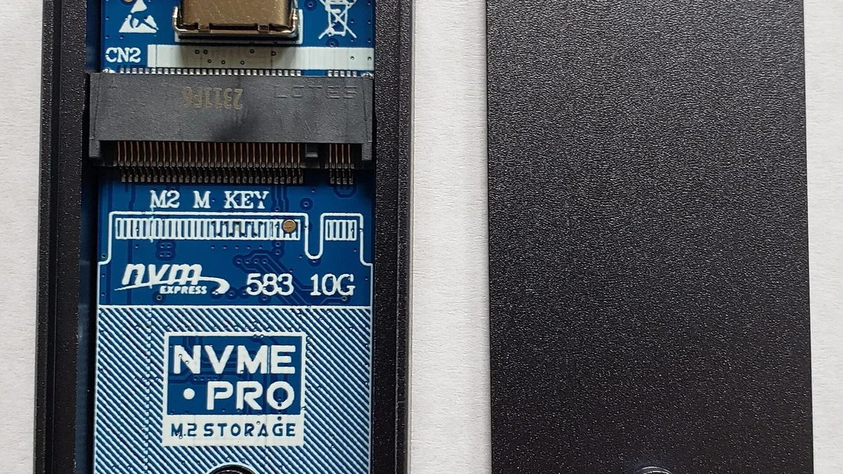 Açık bir NVMe SSD kutusu ve USB dönüştürücü; NVMe diskler sanal makinelerin disk performansını belirler