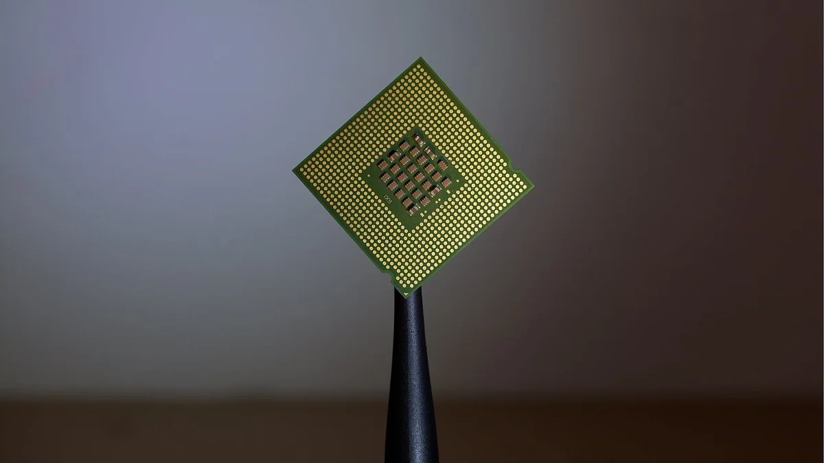 Yan yana tutulan bir bilgisayar işlemcisi (CPU) yakın çekim