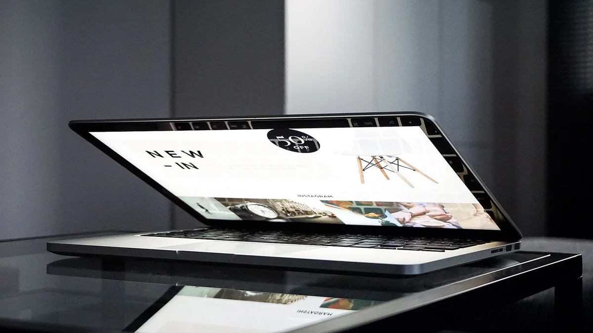 Açık dizüstü bilgisayar ekranında görünen bir kurumsal web sitesi