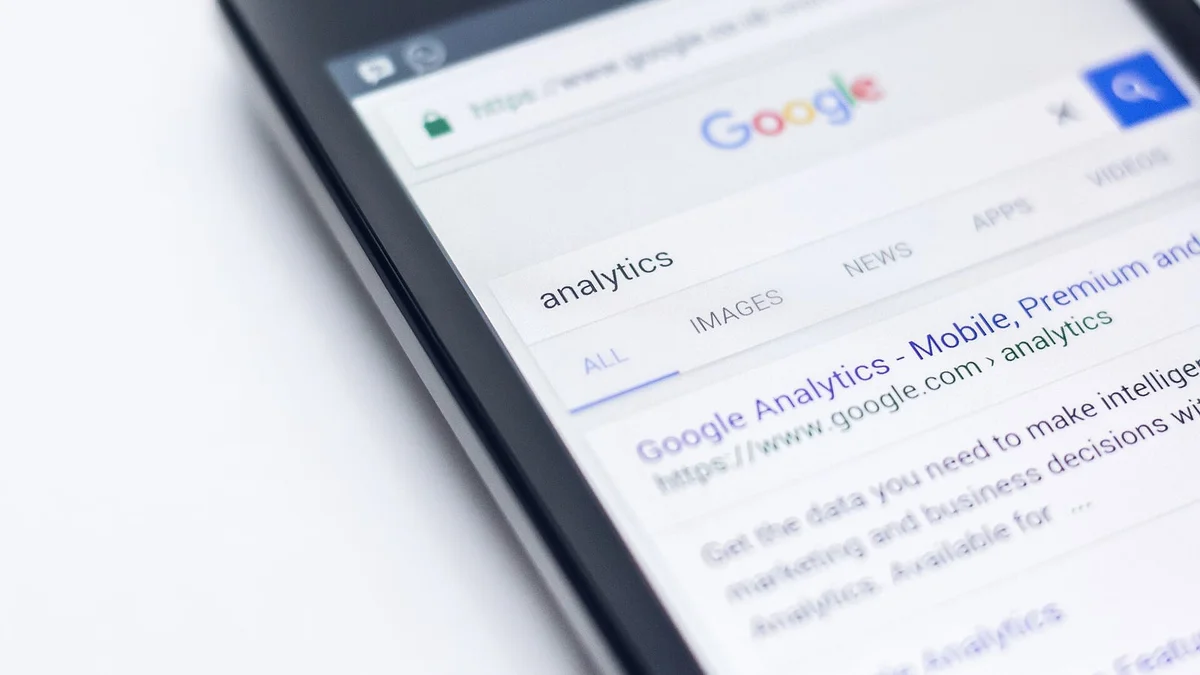 Akıllı telefonda Google aramasında görünen arama sonuçları